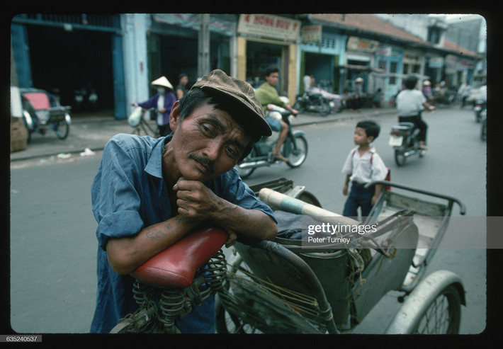 Người lái xích xô "tư lự giữa dòng đời".