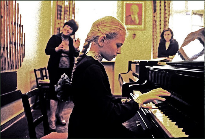 Nữ sinh chơi piano dưới sự hướng dẫn của giáo viên tại Trường âm nhạc Stolyarsky.
