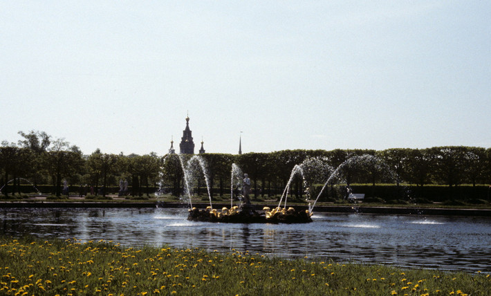Một hồ nước ở Petrodvorets.