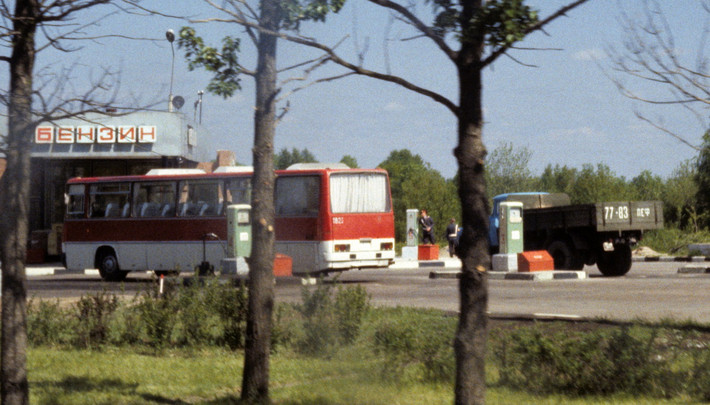 Trạm xăng gần Petrodvorets.