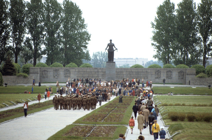 Trong Nghĩa trang Tưởng niệm Piskaryovskoye, nơi chôn cất nạn nhân của cuộc bao vây Leningrad và những người lính hy sinh trên mặt trận Leningrad thời Chiến tranh Vệ quốc.