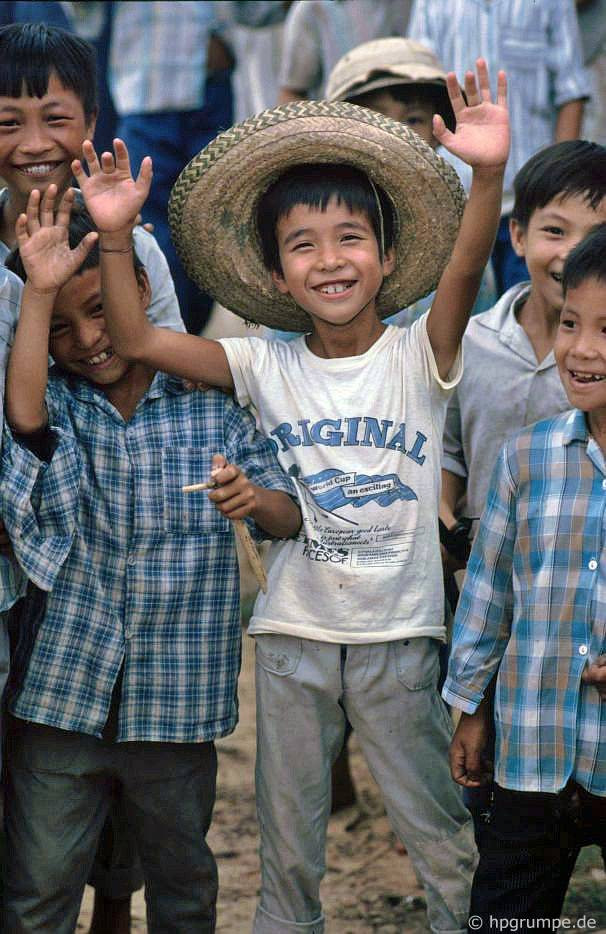 Trẻ em ở làng Cổ Loa. Ảnh: Hpgrumpe.de.