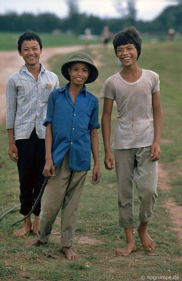 Nụ cười hồn hậu của các thiếu niên ở ngoại thành Hà Nội. Ảnh: Hpgrumpe.de.