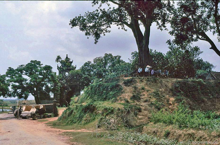 Một góc thành Cổ Loa, huyện Đông Anh, Hà Nội. Phía xa là cánh cổng của đền thờ An Dương Vương. Ảnh: Hpgrumpe.de.