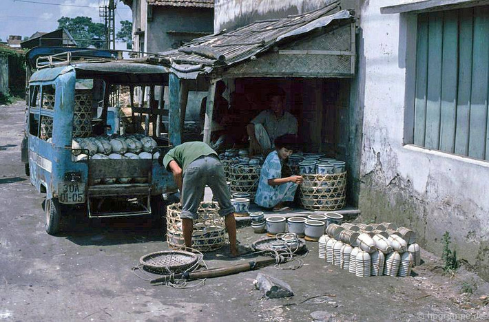 Đồ gốm được sắp xếp để vận chuyển đi tiêu thụ bằng xe lam ở làng Bát Tràng. Ảnh: Hpgrumpe.de.