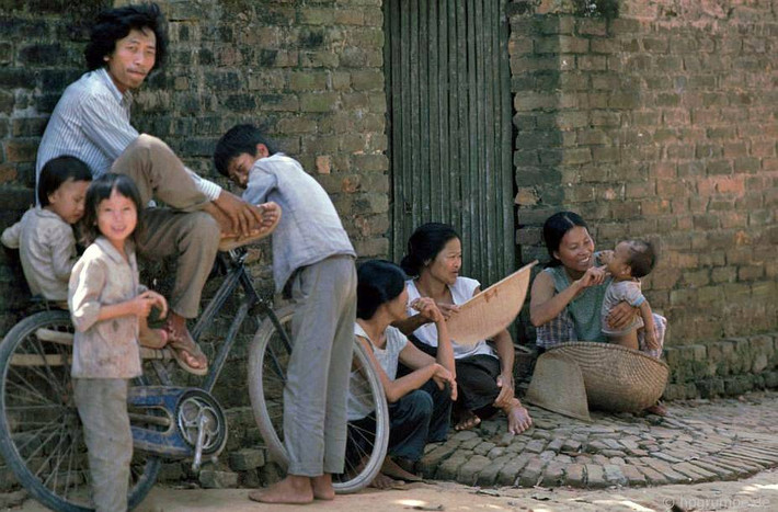 Cảnh sinh hoạt đời thường của người dân ở làng Cổ Loa. Ảnh: Hpgrumpe.de.