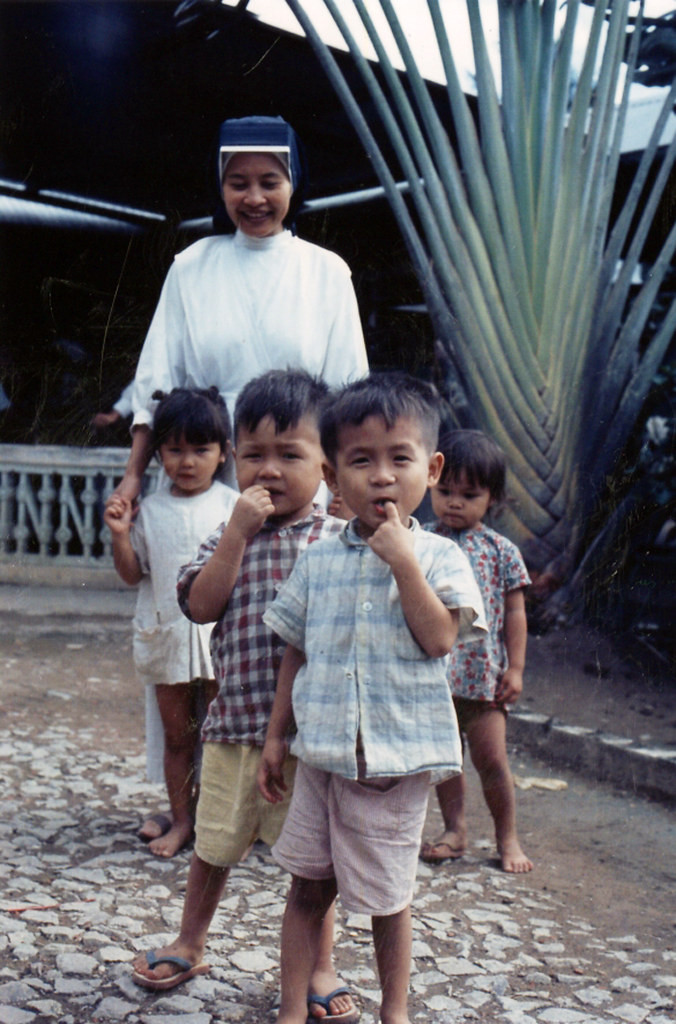 Ni cô và những đứa trẻ mồ côi.