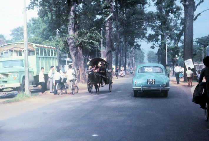 Xe ngựa, ô tô, xe đạp và người đi bộ trên một con đường ở Sài Gòn năm 1965. Ảnh: Gary Mathews.