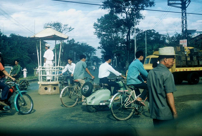 Cảnh sát giao thông tác nghiệp tại một ngã tư. Ảnh: Gary Mathews.