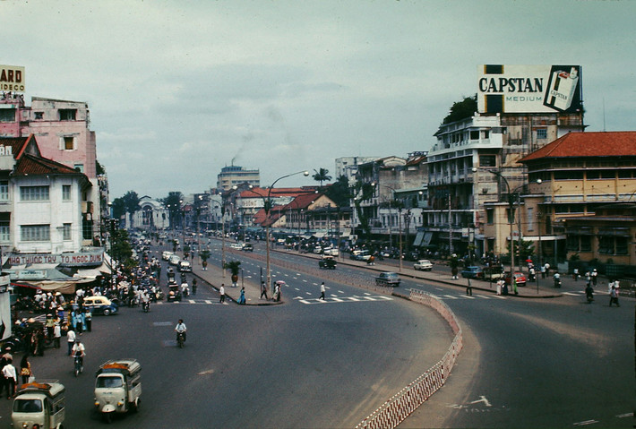 Đại lộ Lê Lợi nhìn từ cầu vượt trước chợ Bến Thành, 1970. Ảnh: Mark.
