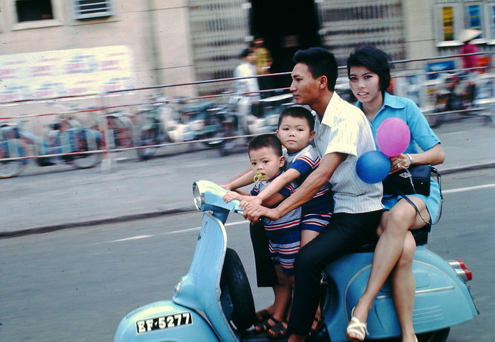 Một gia đình vi vu xe máy trên đại lộ Lê Lợi, 1970. Ảnh: Mark.