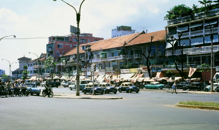 Đại lộ Lê Lợi nhìn từ điểm giao cắt với đường Công Lý (nay là Nam Kỳ Khởi Nghĩa), chợ Bến Thành thấp thoáng phía xa, 1968-1969. Ảnh: William Ruzin.