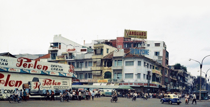 Đại lộ Lê Lợi (bên phải) và một góc chợ Bến Thành (bên trái) 1967-1968. Ảnh: John Beck.
