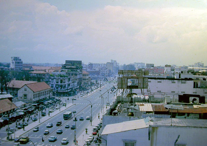 Góc nhìn từ trên cao về đại lộ Lê Lợi, 1966. Ảnh: Rich Krebs.