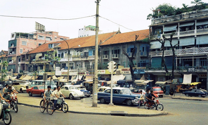 Người và xe nhộn nhịp qua lại trên đại lộ Lê Lợi năm 1967-1968. Ảnh: John Beck.