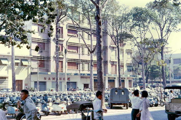 Bãi xe máy trên đại lộ Lê Lợi, khúc giữa đại lộ Nguyễn Huệ và đường Tự Do (Đồng Khởi), 1965. Ảnh: John A. Hansen.