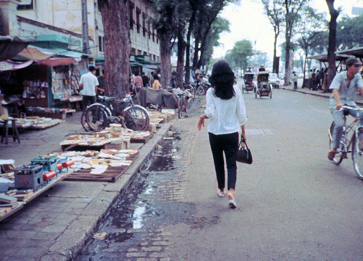 Những quầy hàng vỉa hè bên đại lộ Lê Lợi, 1965. Ảnh: Bruce Baumler.