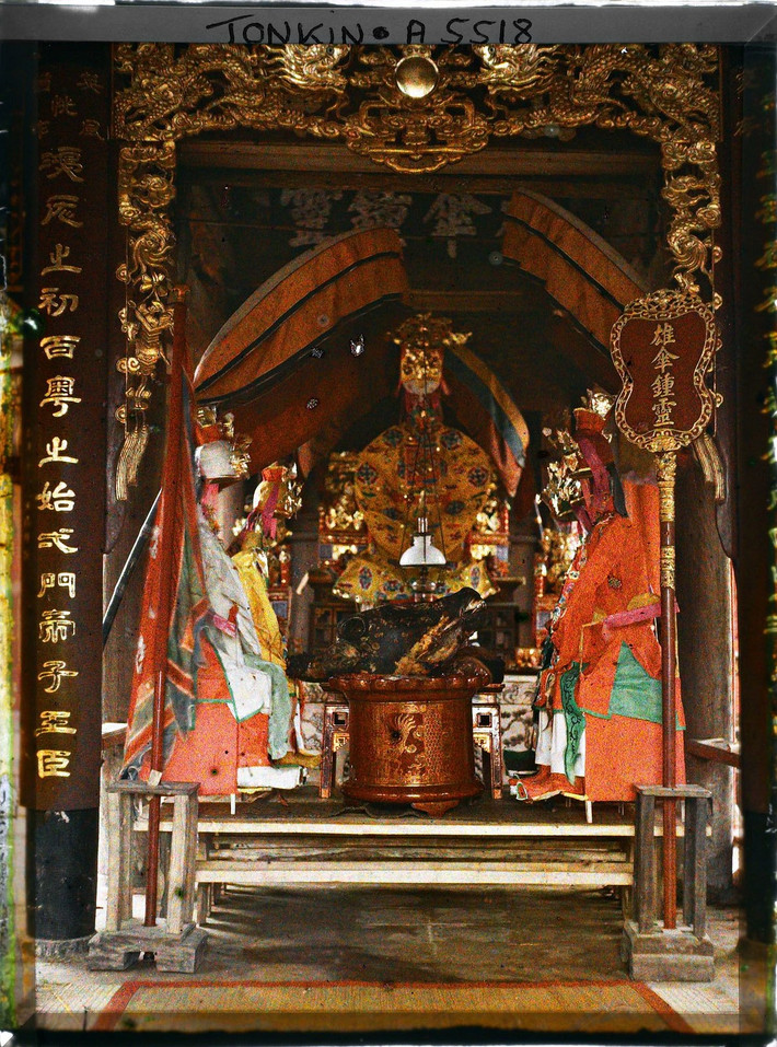 Bàn thờ trong đình.