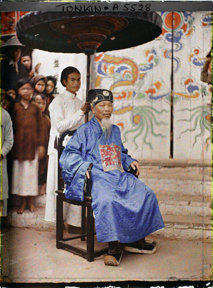 Quan Chánh tổng được che lọng khi ngồi ở sân đình.