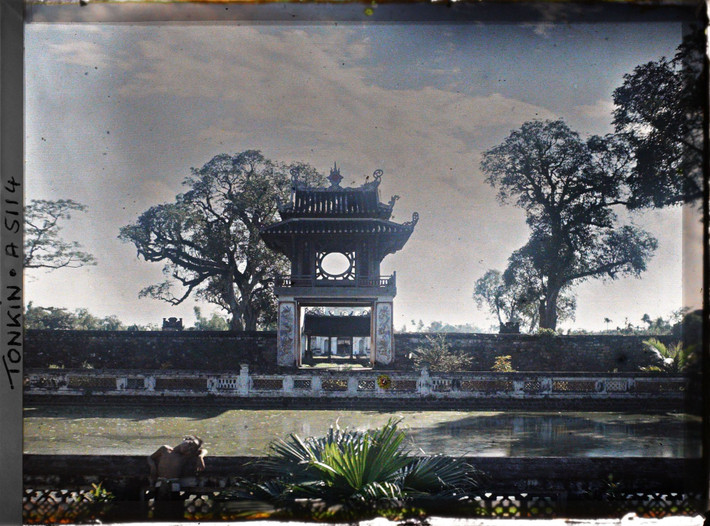 Khuê Văn Các và giếng Thiên Quang, nhìn từ Đại Thành Môn.