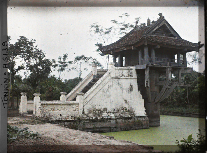 Một hình ảnh khác về chùa Một Cột xưa.