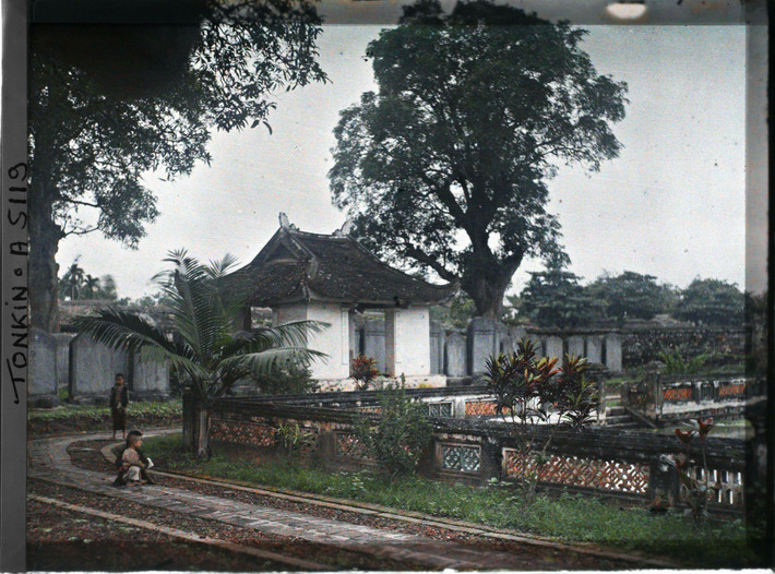 Khu vực vườn bia Tiến sĩ bên giếng Thiên Quang.