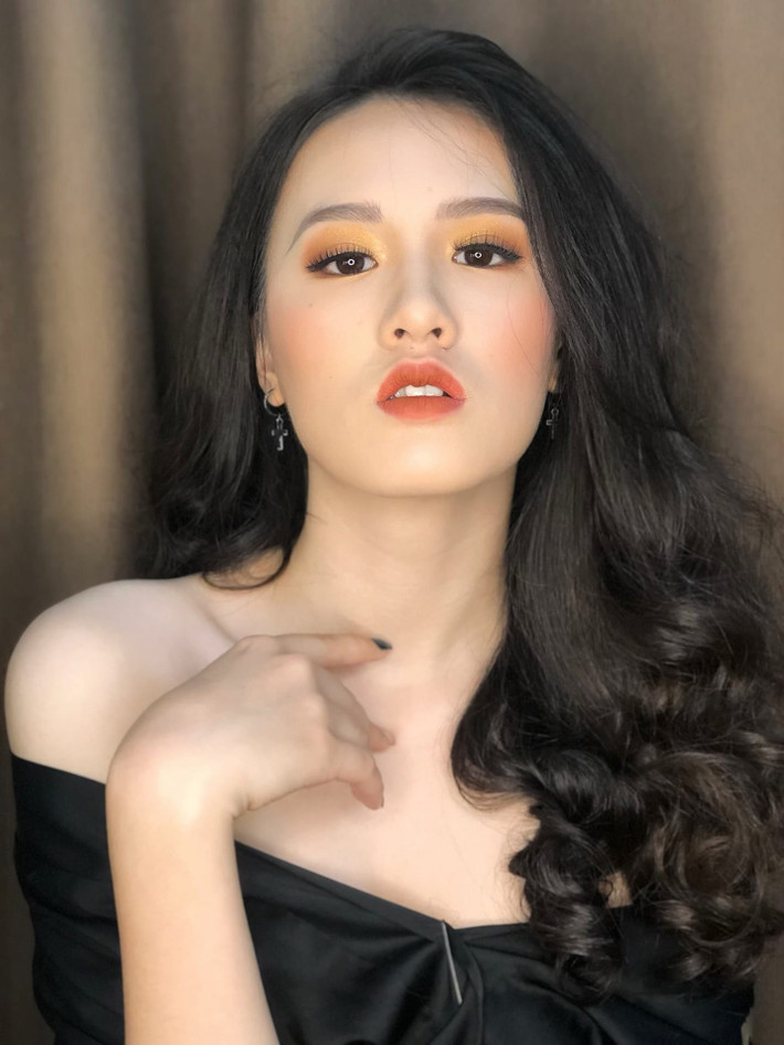 Trịnh Mỹ Anh: Thí sinh sinh năm 2003, cao 1,75 m, hiện là sinh viên Đại học Thương mại. Bên cạnh điểm mạnh hình thể, người đẹp này còn có lợi thế về ngoại ngữ. Cô tỏa sáng trong đêm chung khảo và được dự đoán sẽ tiến sâu tại chung kết Hoa hậu Việt Nam năm nay.