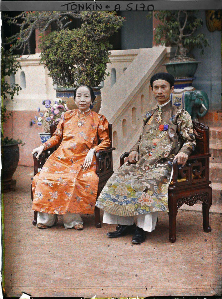 Tổng đốc Hà Đông Hoàng Trọng Phu và phu nhân trước biệt thự của mình, 1915.