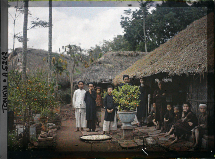 Một nhóm dân làng ở sân trong của một ngôi nhà.