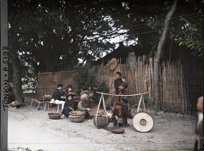 Những gánh hàng rong bên đường.