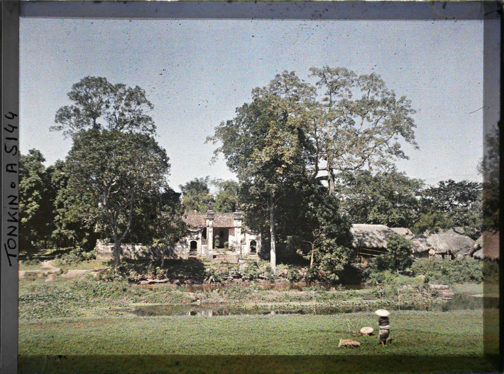 Ngôi chùa ở Cầu Giấy, ngoại thành Hà Nội năm 1914 -1915. Ảnh: Léon Busy/Collections.albert-kahn.hauts-de-seine.fr.