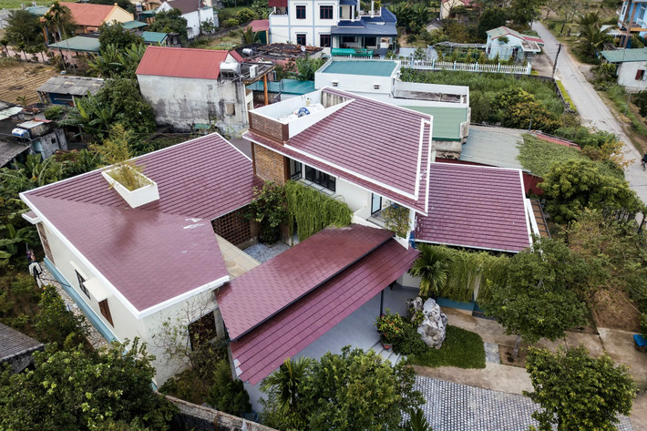 Sau hơn 20 năm sống ở nơi khác, bố mẹ của kiến trúc sư Trần Thế Sơn quyết định về mảnh đất ông bà tổ tiên để lại ở Nghi Sơn (Thanh Hóa) để xây dựng nhà. Anh Sơn lắng nghe ý nguyện của bố mẹ và thiết kế một ngôi nhà 2 tầng tiện nghi với cấu trúc nhà bao quanh một khoảng sân và giếng trời. Vì vậy, không gian nào trong nhà cũng thoáng gió, mát mẻ.