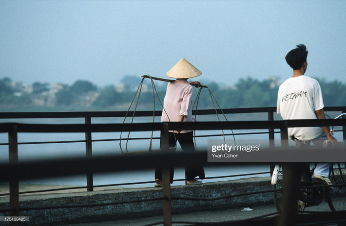 Trên cầu Long Biên.