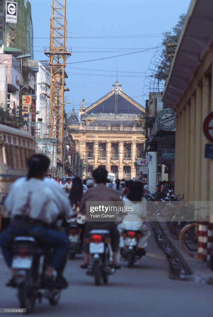 Từ phố Tràng Tiền nhìn về Nhà hát Lớn.
