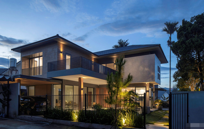 Ngôi nhà "Huong tam House" ở Nguyễn Văn Trỗi (phường 2, TP.Bảo Lộc, Lâm Đồng) là công trình đặc biệt mang phong cách “Resort In Home" do kiến trúc sư Trần Tiến cùng cộng sự thực hiện.