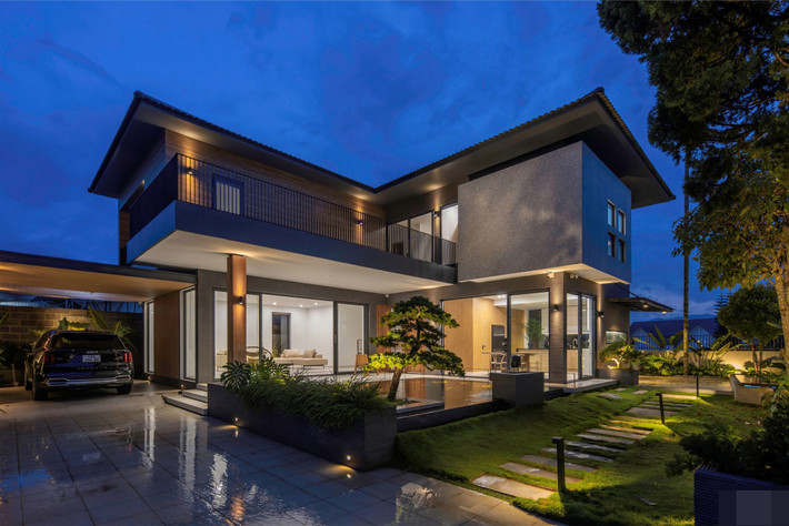 Công trình nằm trên mảnh đất khá vuông, có kích thước khoảng 400m2. Tiêu chí gia chủ đưa ra là nhà ở cho nhiều thế hệ. Diện tích chiếm đất tối thiểu mà tiện nghi sử dụng tối đa. Diện tích giao thông tối ưu mà vẫn đảm bảo thông gió, chiếu sáng tự nhiên. Tránh ánh nắng trực tiếp vào phòng, chiếu sáng ban ngày chỉ dùng ánh sáng gián tiếp. View từ các phòng riêng được bố trí “hướng tâm” - để tạo nên sự liên kết tự nhiên giữa các không gian, các thế hệ, thành viên trong gia đình.