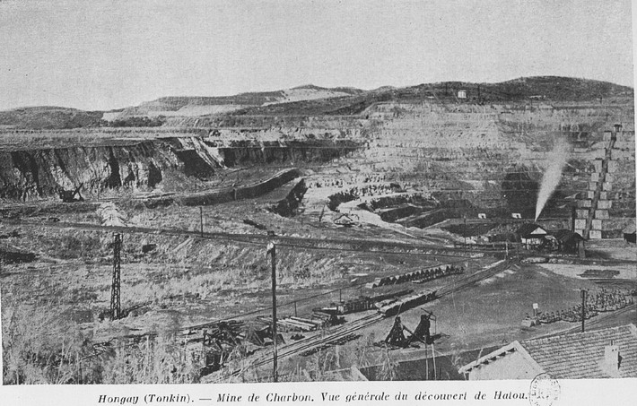 Toàn cảnh mỏ than Hòn Gai năm 1938. Sản lượng khai thác than ở Hòn Gai tăng rất nhanh qua các năm: 2.000 tấn vào năm 1890, 501.000 tấn vào năm 1913, 1,7 triệu tấn vào năm 1929, 2,3 triệu vào năm 1937 và 2,6 triệu vào năm 1939.