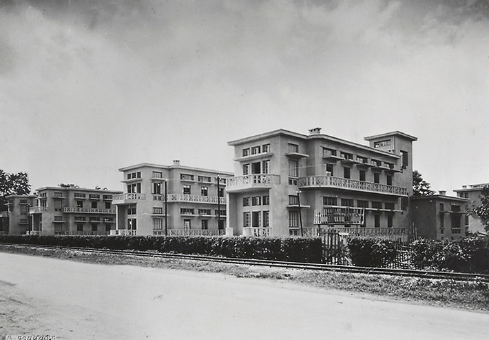 Bệnh viện René-Robin nhìn từ đường Cái Quan (nay là đường Giải Phóng), thập niên 1930-1940. Được xây dựng trên đất của nhà thương Cống Vọng, Bệnh viện René-Robin đi vào hoạt động năm 1935, là một trong những cơ sở y tế hiện đại nhất Đông Dương thời bấy giờ.