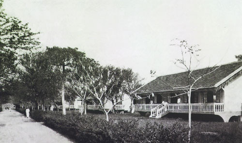 Nhà thương Cống Vọng ở Hà Nội thời thuộc địa, tiền thân của Bệnh viện Bạch Mai. Nhà thương này là cơ sở y tế quy mô nhỏ chuyên thu nhận và điều trị bệnh nhân truyền nhiễm.