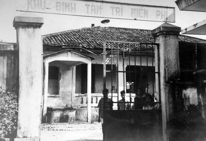 Cánh cổng có tấm biển "Khu Bịnh tâm trí miễn phí" ở Bệnh viện Chợ Quán xưa. Từ năm 1904, bệnh viện này là nơi điều trị “bệnh nhân tâm trí” (tâm thần). Từ 1954 – 1957, bệnh viện mang tên Viện Bài lao Ngô Quyền, 1957 lấy lại tên Bệnh viện Chợ Quán.