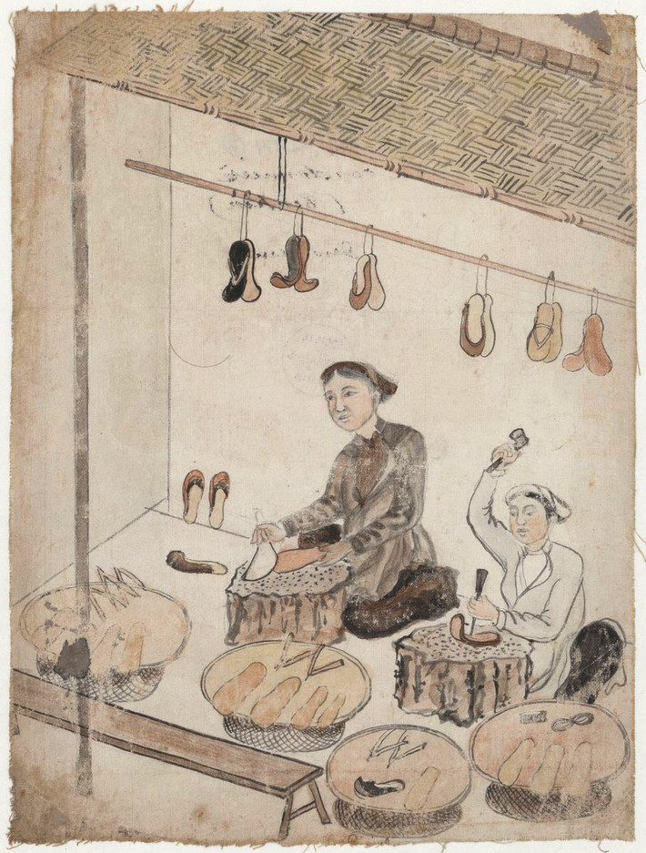 Những phụ nữ làm nghề đóng giày.