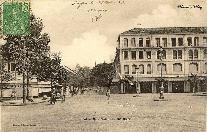 Khách sạn Continental, Sài Gòn năm 1900. Lúc này Nhà hát Thành phố cạnh đó chưa được xây dựng. Chủ nhân đầu tiên của khách sạn là ông Pierre Cazeau, một nhà sản xuất vật liệu xây cất và dụng cụ trong nhà.