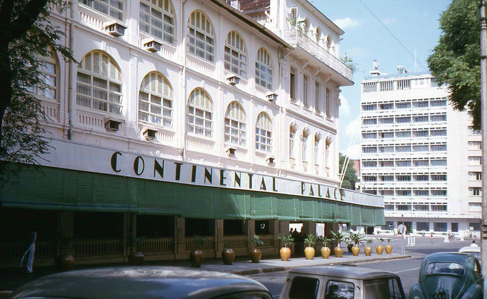 Từ khách sạn Continental nhìn về khách sạn Caravelle.