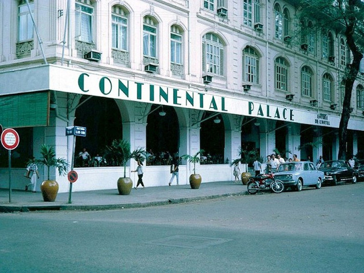 Quán cà phê nổi tiếng ở tầng trệt khách sạn Continental, 1967. Trong thời Chiến tranh Việt Nam, khách sạn là nơi tụ họp của các nhà báo, chính khách và thương gia ngoại quốc hoạt động tại Sài Gòn.