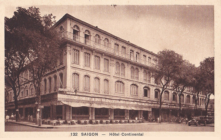 Khách sạn Continental năm 1930. Năm 1930, khách sạn được bán cho một tay trùm mafia từ đảo Corse tên Mathieu Francini. Francini quản trị khách sạn cho tới năm 1975.