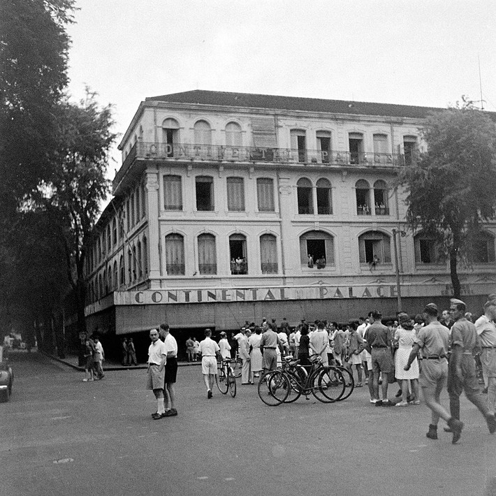 Khách sạn Continental năm 1945. Khách sạn đã tiếp đón nhiều nhân vật nổi tiếng như nhà thơ Ấn Độ Rabindranath Tagore (Giải Nobel văn chương 1913), văn hào Pháp André Malraux, văn hào Anh Graham Greene (tác giả chuyện Người Mỹ trầm lặng).