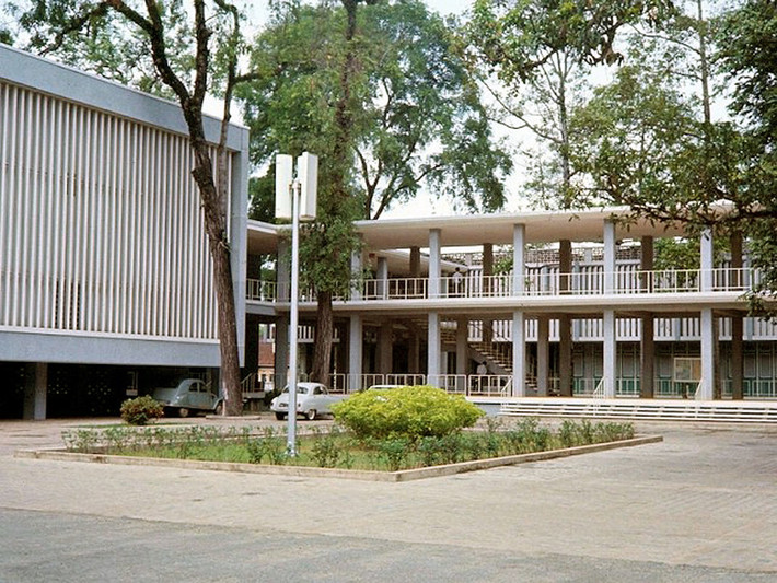 Sân trung tâm của trường, bên trái là giảng đường lớn, 1967. Ảnh: Bill Mullin.