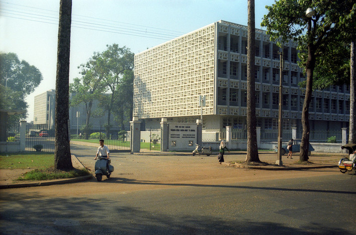 Sau ngày thống nhất, vào năm 1976, Đại học Y Dược TP. Hồ Chí Minh được thành lập trên cơ sở hợp nhất các khoa Y, Dược, Nha của Đại học Y khoa Sài Gòn cũ và trường đào tạo Cán bộ Y tế miền Nam.
