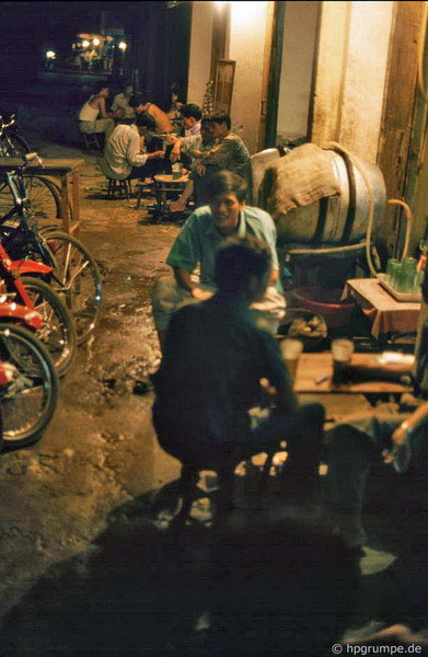 Các hẻm nhỏ cũng không thiếu khách nhậu.
