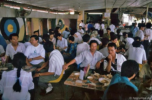 Một quán rượu bên bờ hồ Hoàn Kiếm.